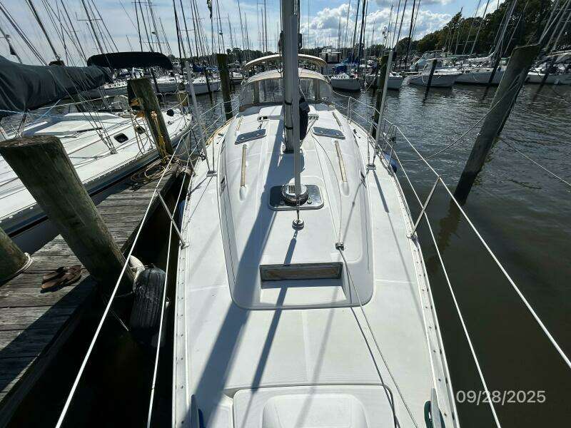 38' Beneteau foredeck aft
