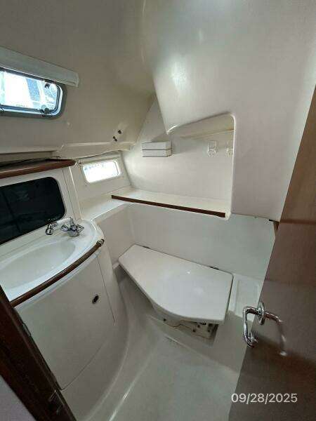 38' Beneteau head2