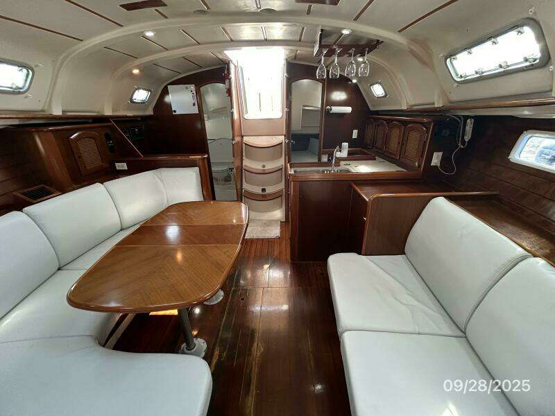 38' Beneteau salon aft