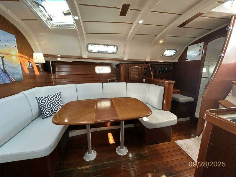 38' Beneteau salon starboard