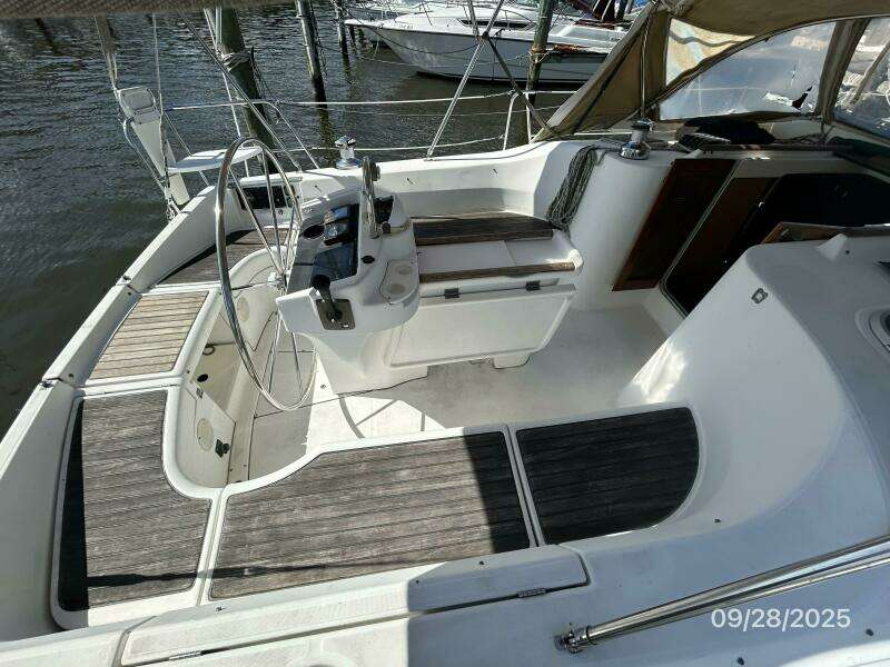 38' Beneteau cockpit port