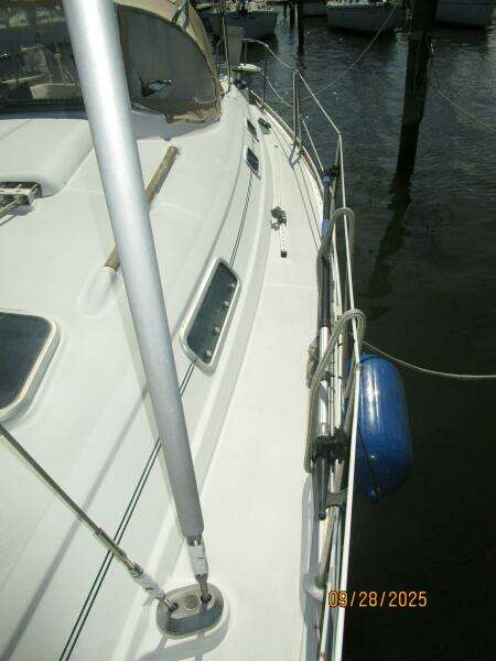 38' Beneteau port side deck2
