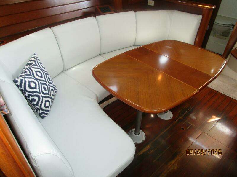 38' Beneteau salon starboard seating2