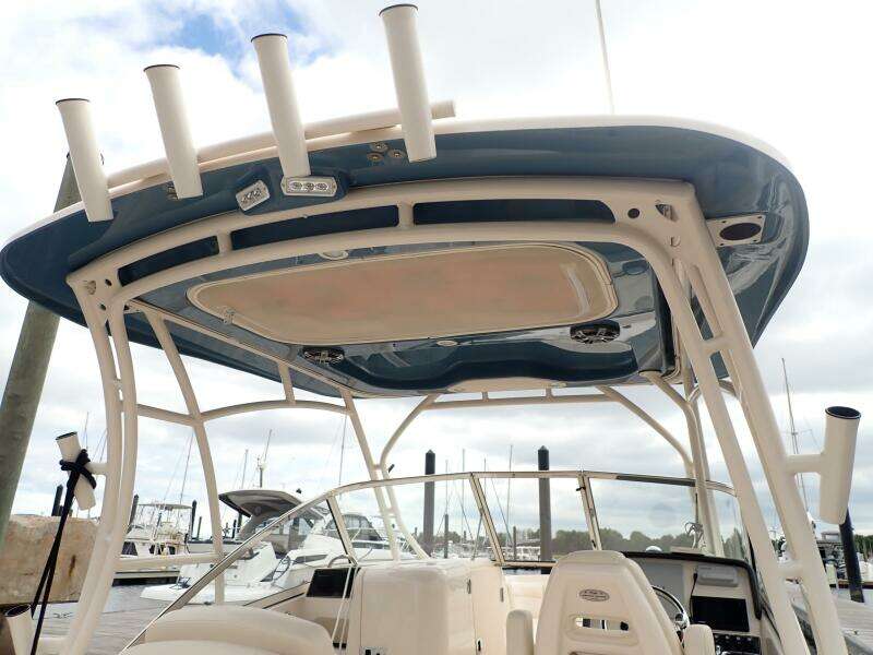 2021 Grady-White 275