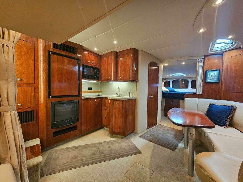 2004 Cruisers Yachts 370 Express