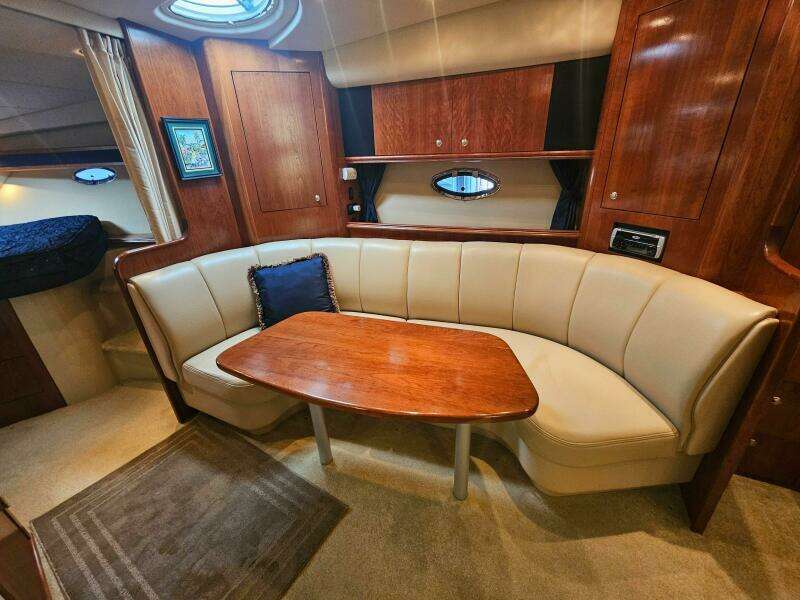 2004 Cruisers Yachts 370 Express