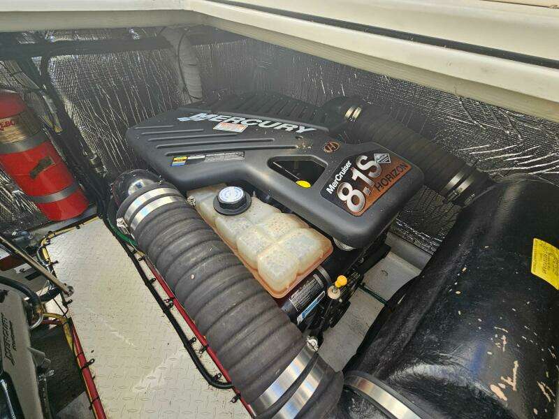 2004 Cruisers Yachts 370 Express