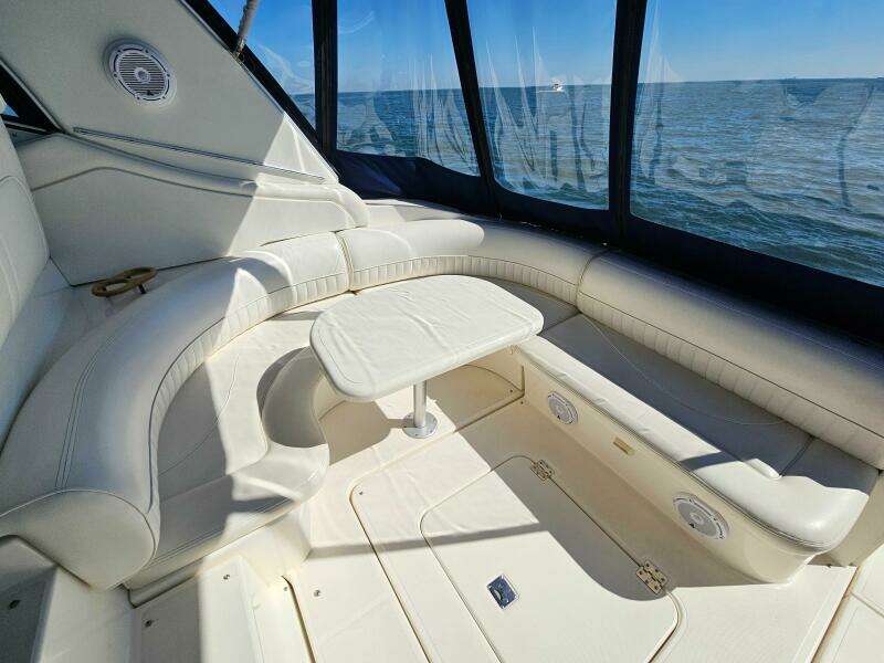 2004 Cruisers Yachts 370 Express