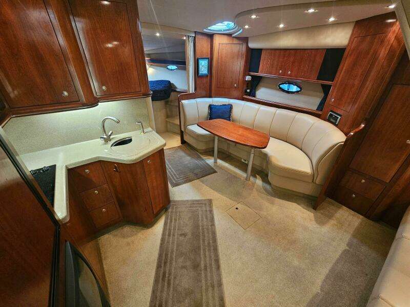 2004 Cruisers Yachts 370 Express