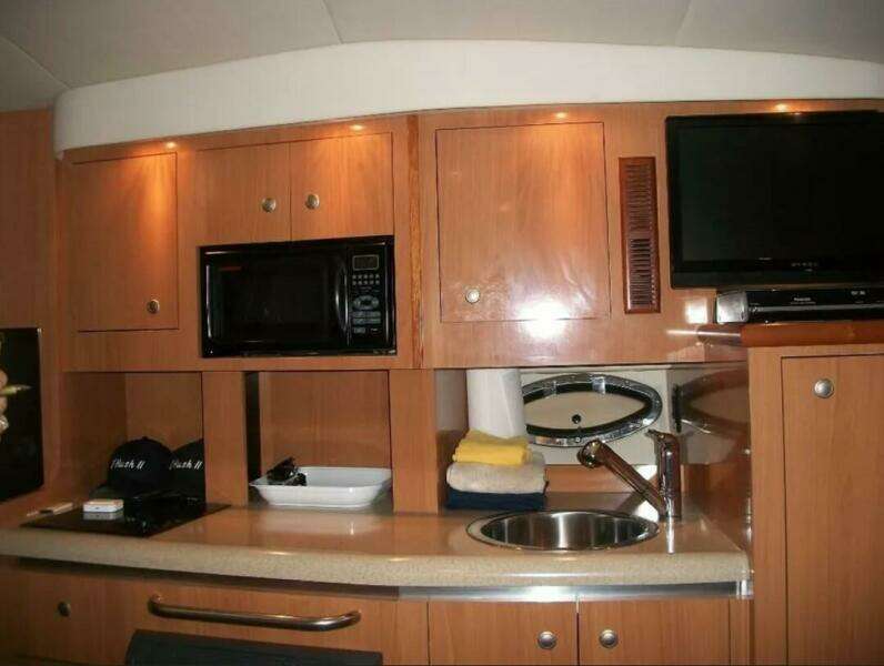 2007 Cruisers Yachts 310 Express