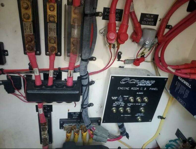 2007 Cruisers Yachts 310 Express