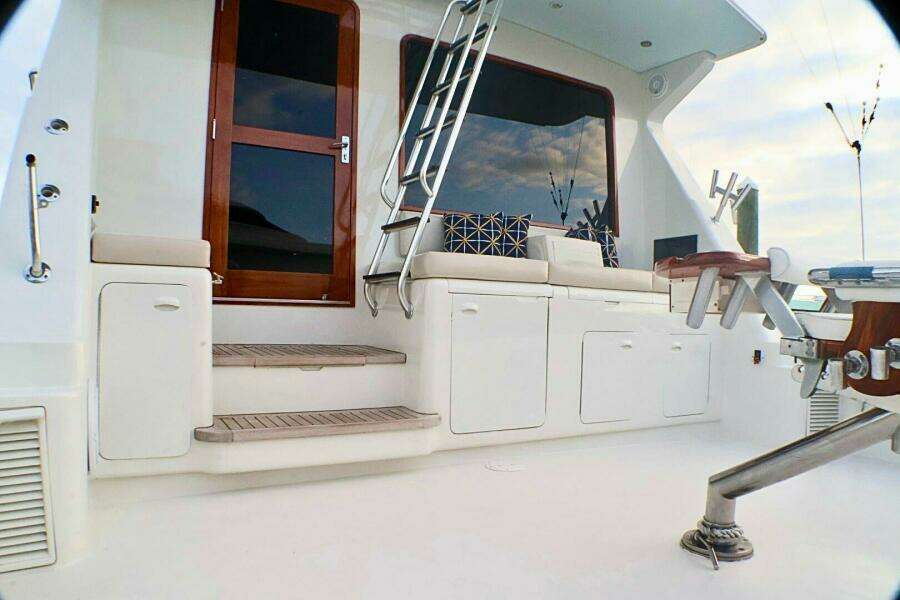 2001 Donzi 73' Sport Fish  Cockpit 1