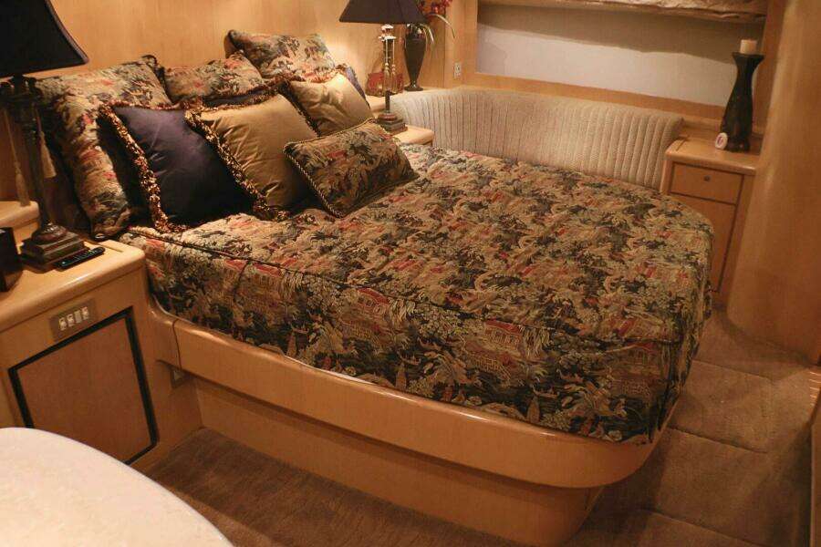 2001 Donzi 73' Sport Fish  Master Stateroom