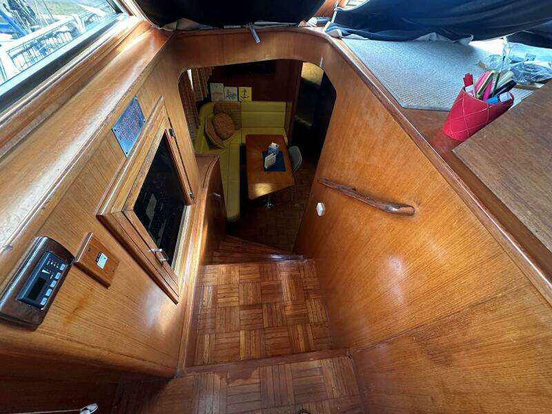 1017 Padraigin Companionway