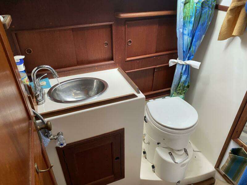 1987 Dickerson 37 aft cockpit