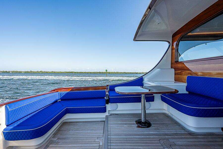 Maverick 55 Lucky - Cockpit