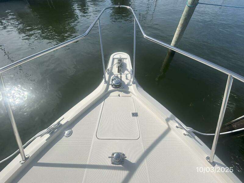 31' Pursuit anchor windlass1