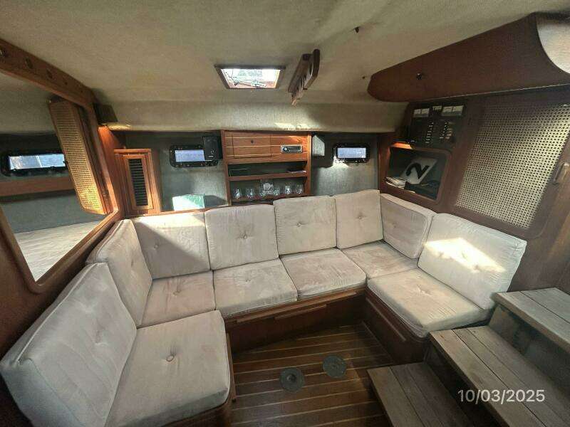 31' Pursuit salon starboard