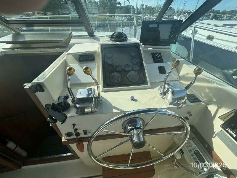 31' Pursuit helm2