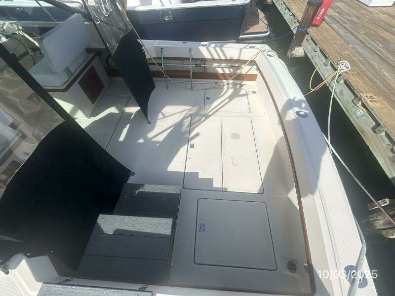 31' Pursuit cockpit starboard