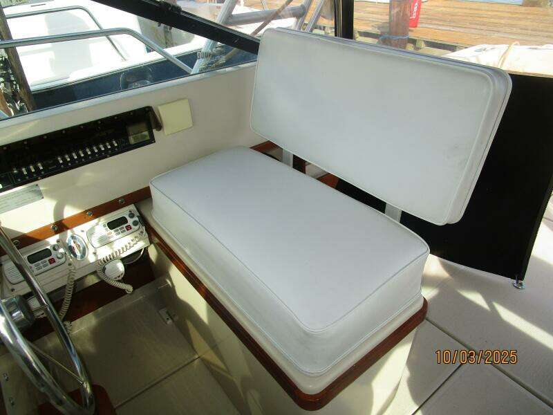 31' Pursuit helm seat