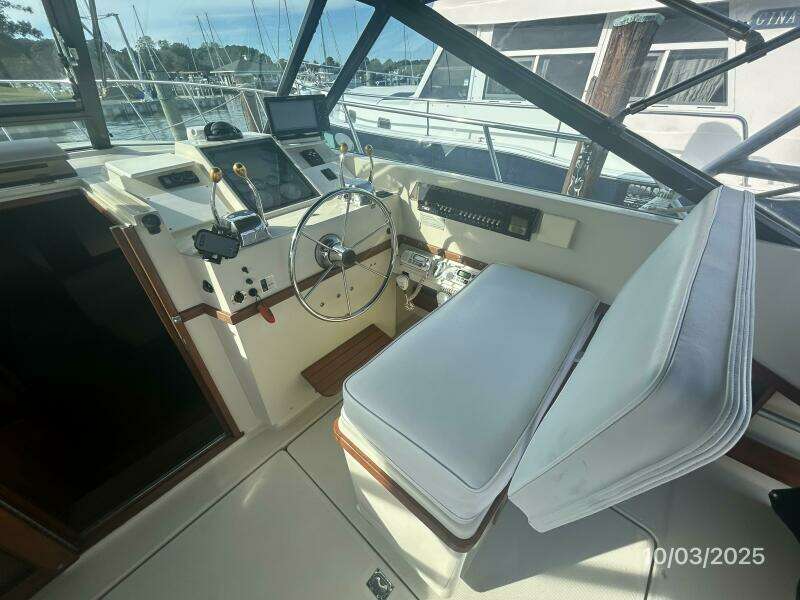 31' Pursuit helm1