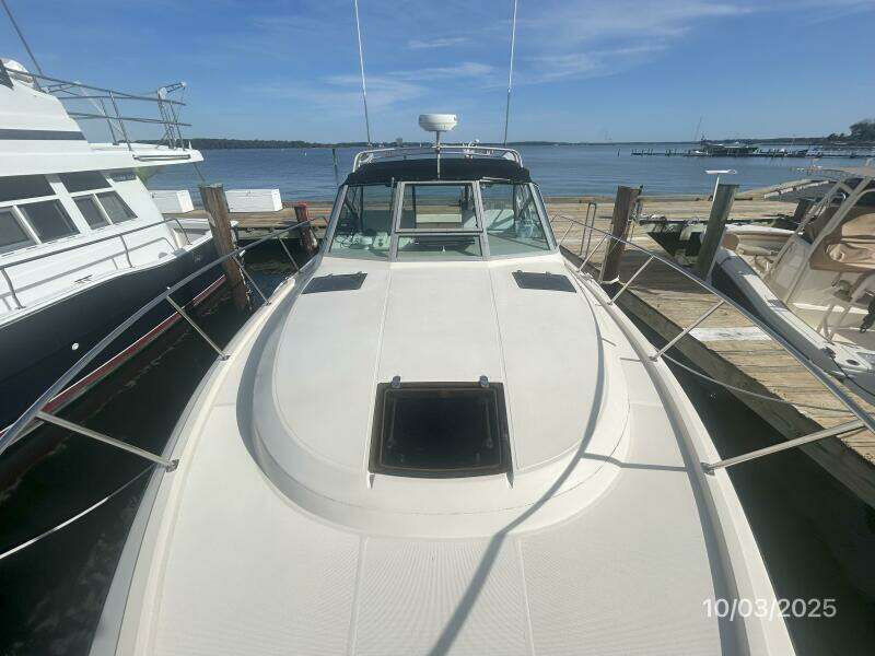 31' Pursuit foredeck aft