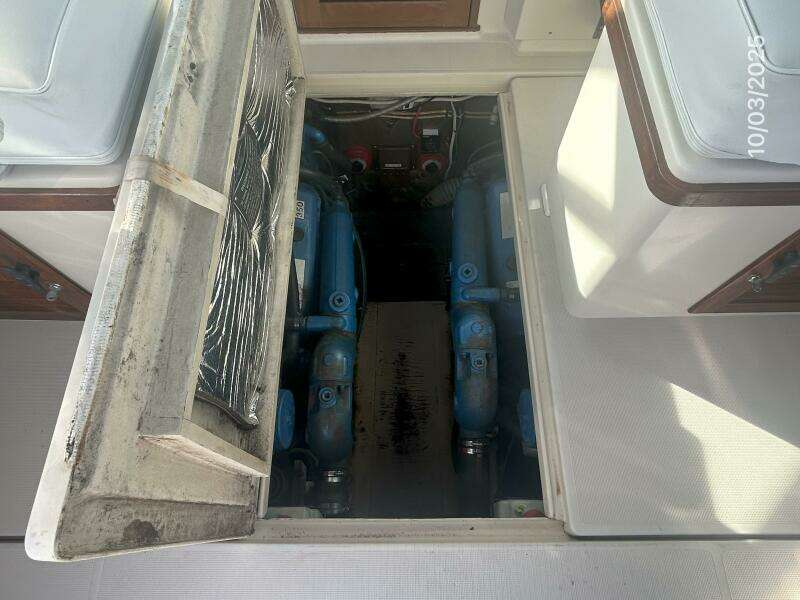 31' Pursuit engine room access