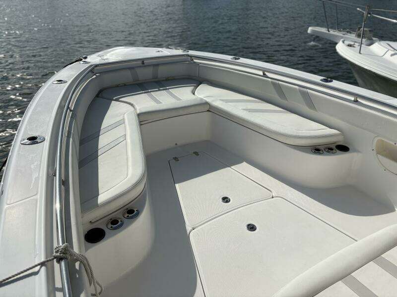 2008 Boston Whaler 320 Outrage Bow Seating