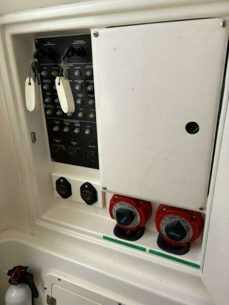 2008 Boston Whaler 320 Outrage Battery Switch and Panel