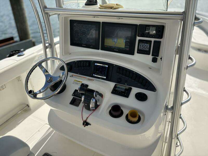 2008 Boston Whaler 320 Outrage Console