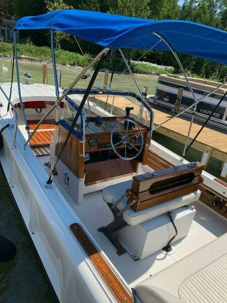 1972 Boston Whaler 21 Outrage Rib Side
