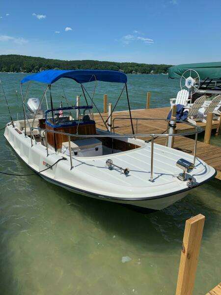 1972 Boston Whaler 21 Outrage Rib Side