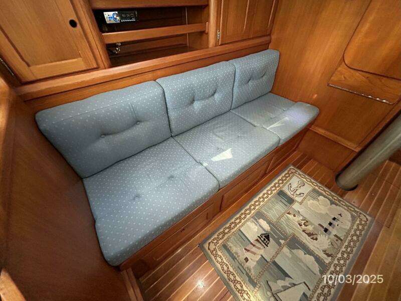 35' Bristol salon port seating