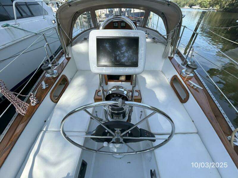 35' Bristol cockpit helm1