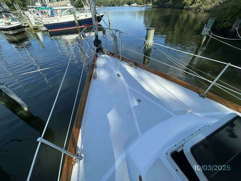 35' Bristol foredeck3