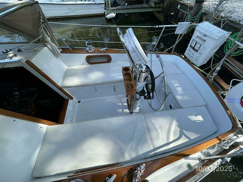 35' Bristol cockpit starboard