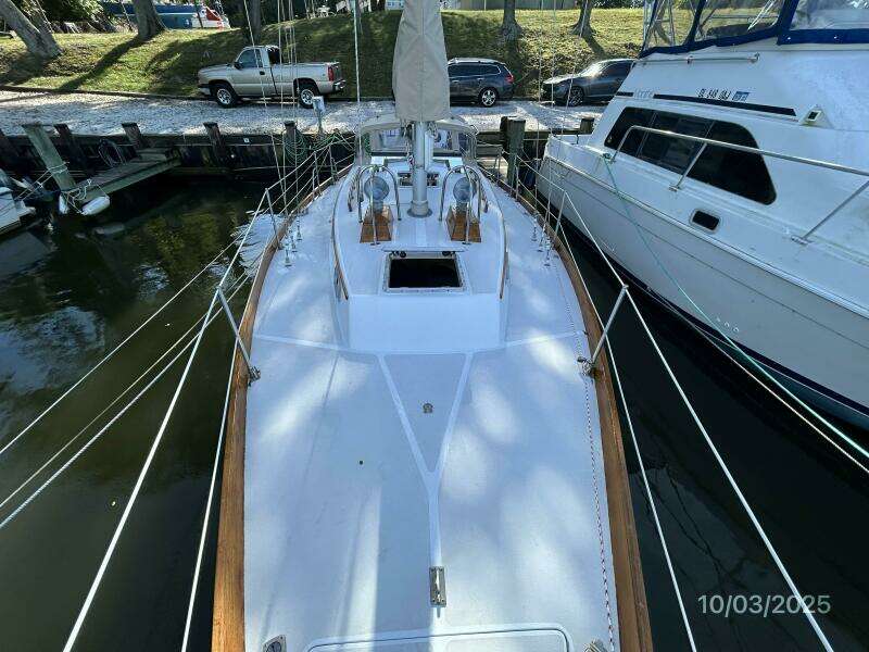 35' Bristol foredeck aft