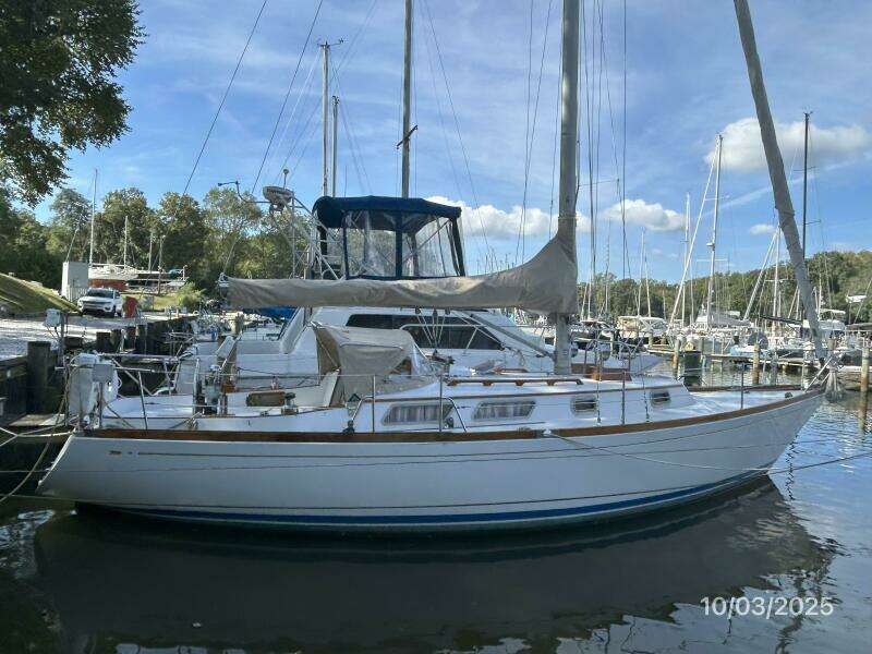 35' Bristol starboard profile