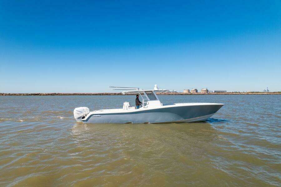 2019 Invincible 39 Open