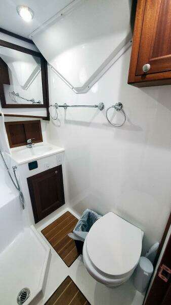 Head Vanity and Toilet