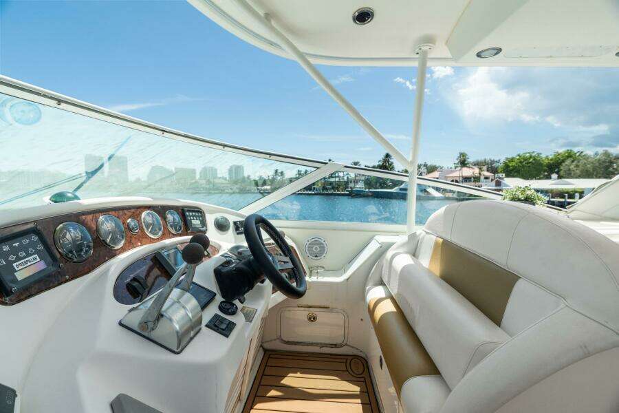 2001 Sea Ray 540 Cockpit Motor Yacht