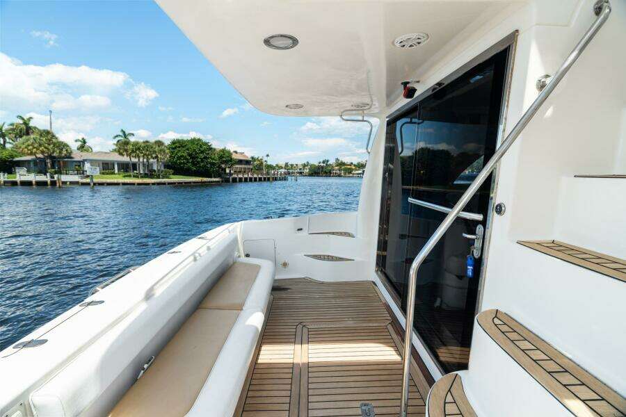 2001 Sea Ray 540 Cockpit Motor Yacht