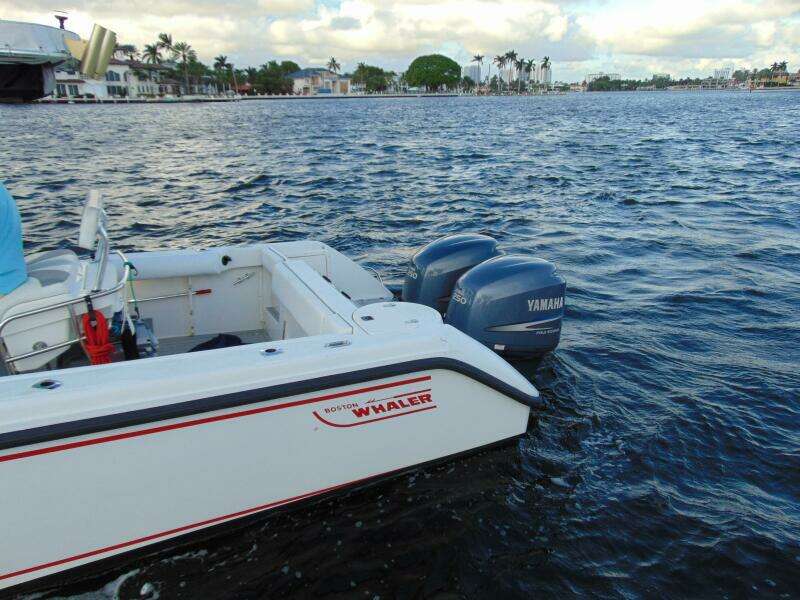 2001 Boston Whaler 26 Outrage