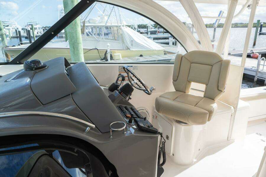 Pursuit 38 - TRACKER - Helm Chair