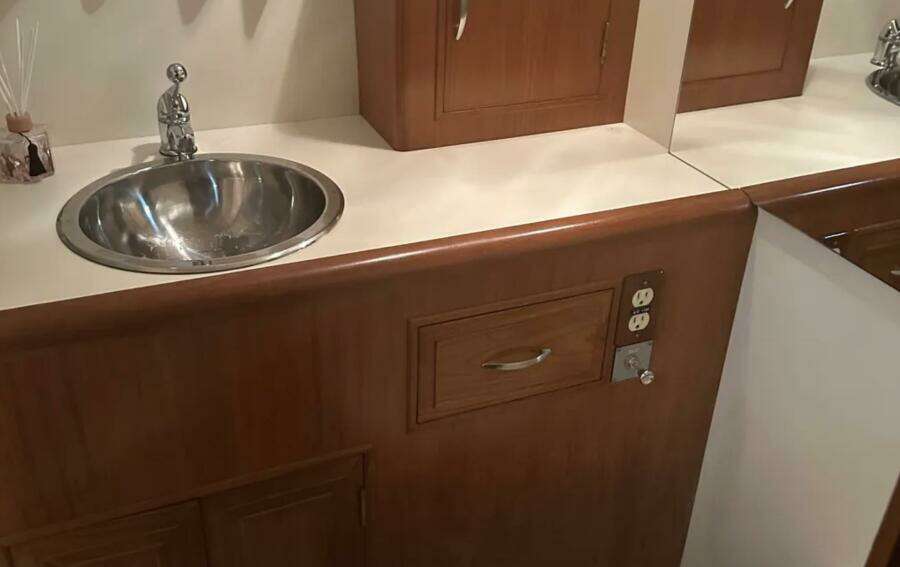 1988 Ocean Alexander 42 Aft Cabin