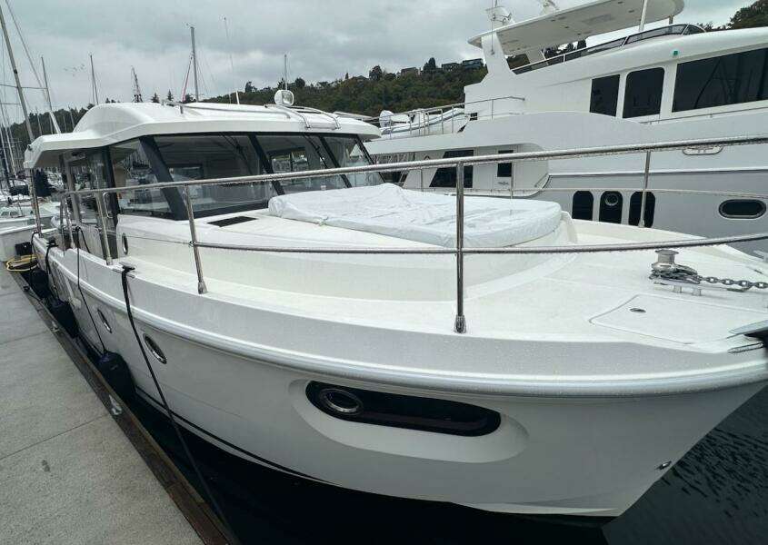 2024 Beneteau Swift Trawler 41 Sedan
