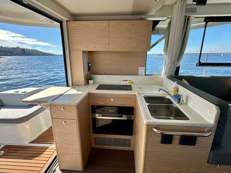 2024 Beneteau Swift Trawler 41 Sedan