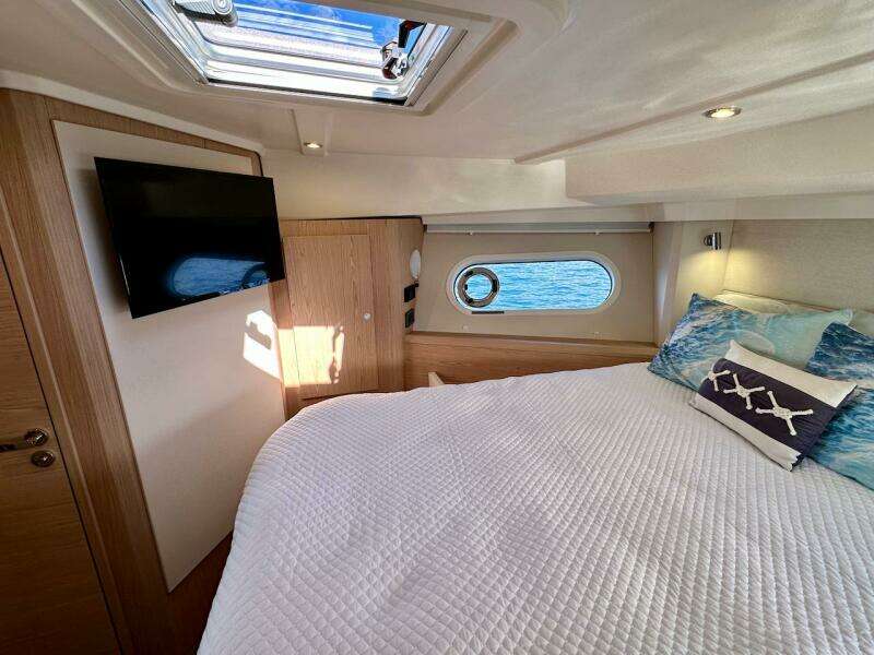 2024 Beneteau Swift Trawler 41 Sedan