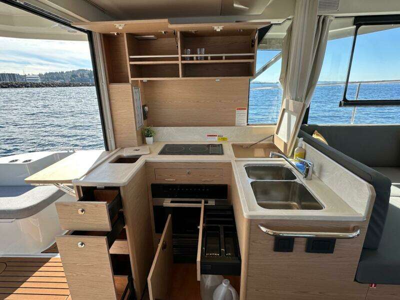 2024 Beneteau Swift Trawler 41 Sedan